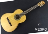 Alhambra 2 F, Guitarra Española, Clásica  Cuerdas Nylon,  TAPA: Cedro Macizo, AROS Y FONDO: Sicomoro, MANGO: Samanguila, DIAPASÓN: Palosanto de India CLAVIJEROS: Niquelados, Incluye Funda ( PRODUCTO AGOTADO )