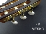 Alhambra 4 F, Guitarra Española Flamenco, Cuerdas Nylon,  TAPA: Abeto Alemán Macizo, AROS Y FONDO: Sicomoro Contrachapado MANGO: Samanguila, DIAPASÓN: Ébano,CLAVIJEROS: Dorado, Incluye Funda (PRODUCTO AGOTADO)