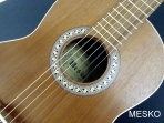 Mesko M - 06, Medio Concierto 3/4, Guitarra Cuerdas Nylon, Largo 97 Centimetros, Tapa  Sapelly  Caja de Sapelly, Puente y Diapasón de Caoba, Maderas Laminadas  Teminación Satinado ( 1 )