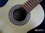 Mesko M - 06, Medio Concierto 3/4, Guitarra Cuerdas Nylon, Largo 97 Centímetros, Tapa Pino Abeto   Caja de Sapelly, Puente y Diapasón de Caoba, Maderas Laminadas Teminación Satinado ( 2 ) 